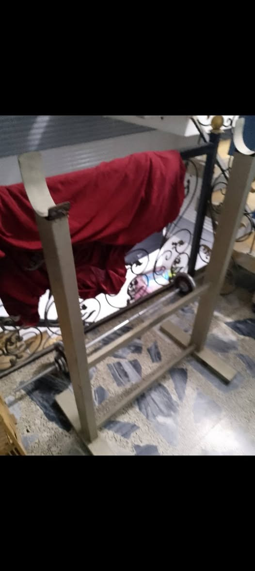 متاح اوزان حديد جديدات استعمال. شهر مع مسطبة وحمالة للبيع ***********
