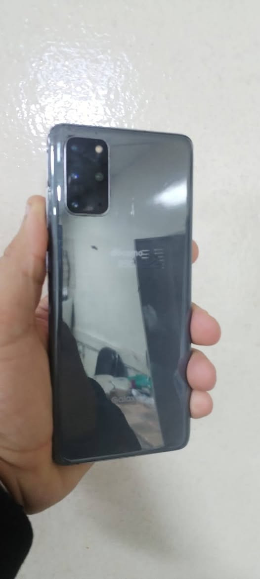 السلام عليكم
كلكسي سامسونج s20+5g ياباني 
الجهاز كله عربي خط واحد فقط فطر بالضهر 
ذاكرة ١٢٨
عشوائيه ١٢ 
مكاني حريه ***********
