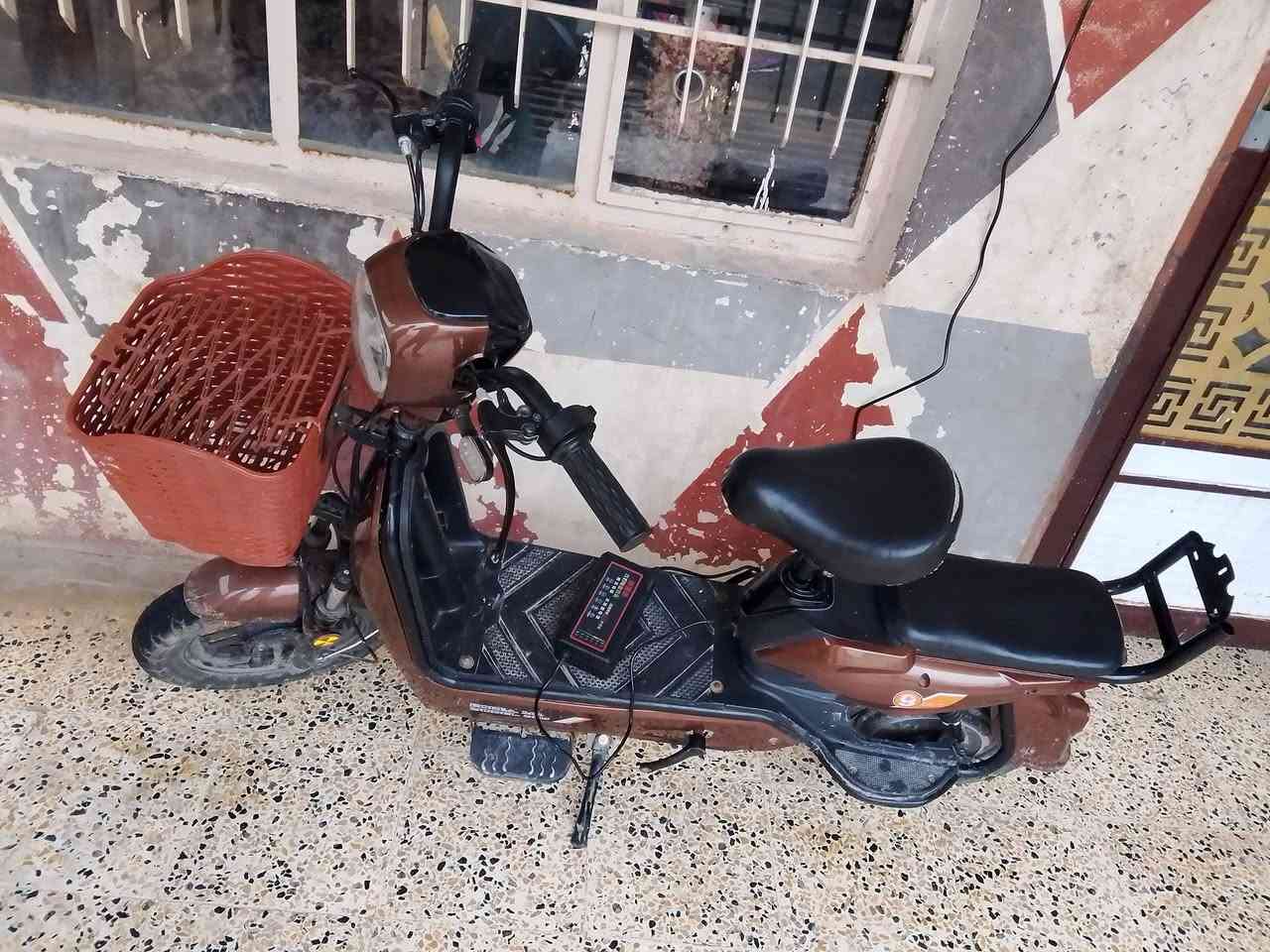 ماطور شحن للبيع مع شاحنته ماطور نضيف جاهز شغل وامشي كهربائية شغاله هورن بس هورن مفصوخ الفيشه 
العنوان موصل الايمن رقم الهاتف ***********
السعر 200 وبي مجال
