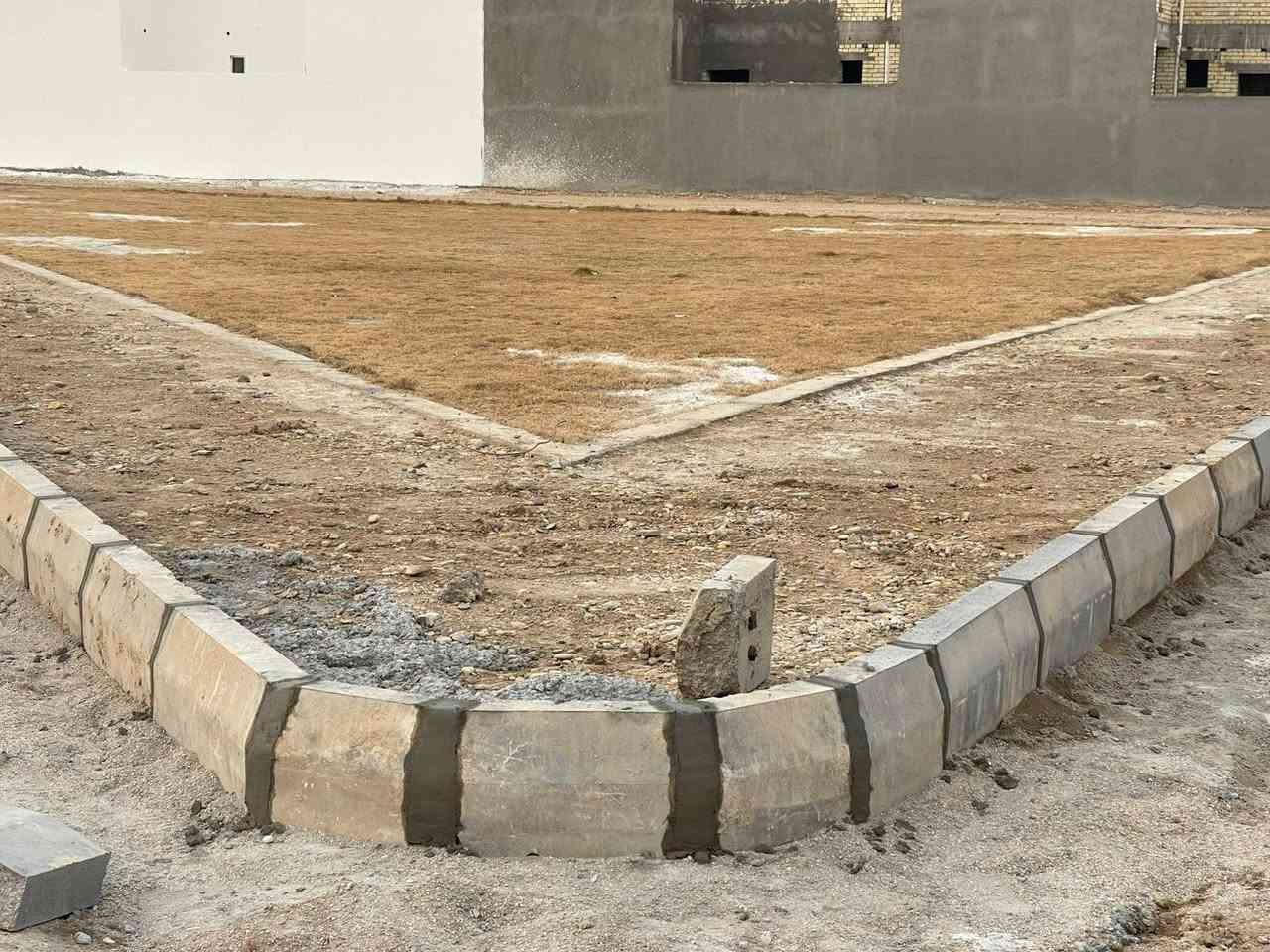 يا الله مقاول ثانوي +خلفه كربستون مقرنص ساقيه انتر لوك 
صب شوارع صب جملونات شوارع حدايق صب سقل تطبيك الكربستون مقرنص بازلت  نشتغل في كل مكان اسعار مناسبه وشغل درجه اوله ***********
