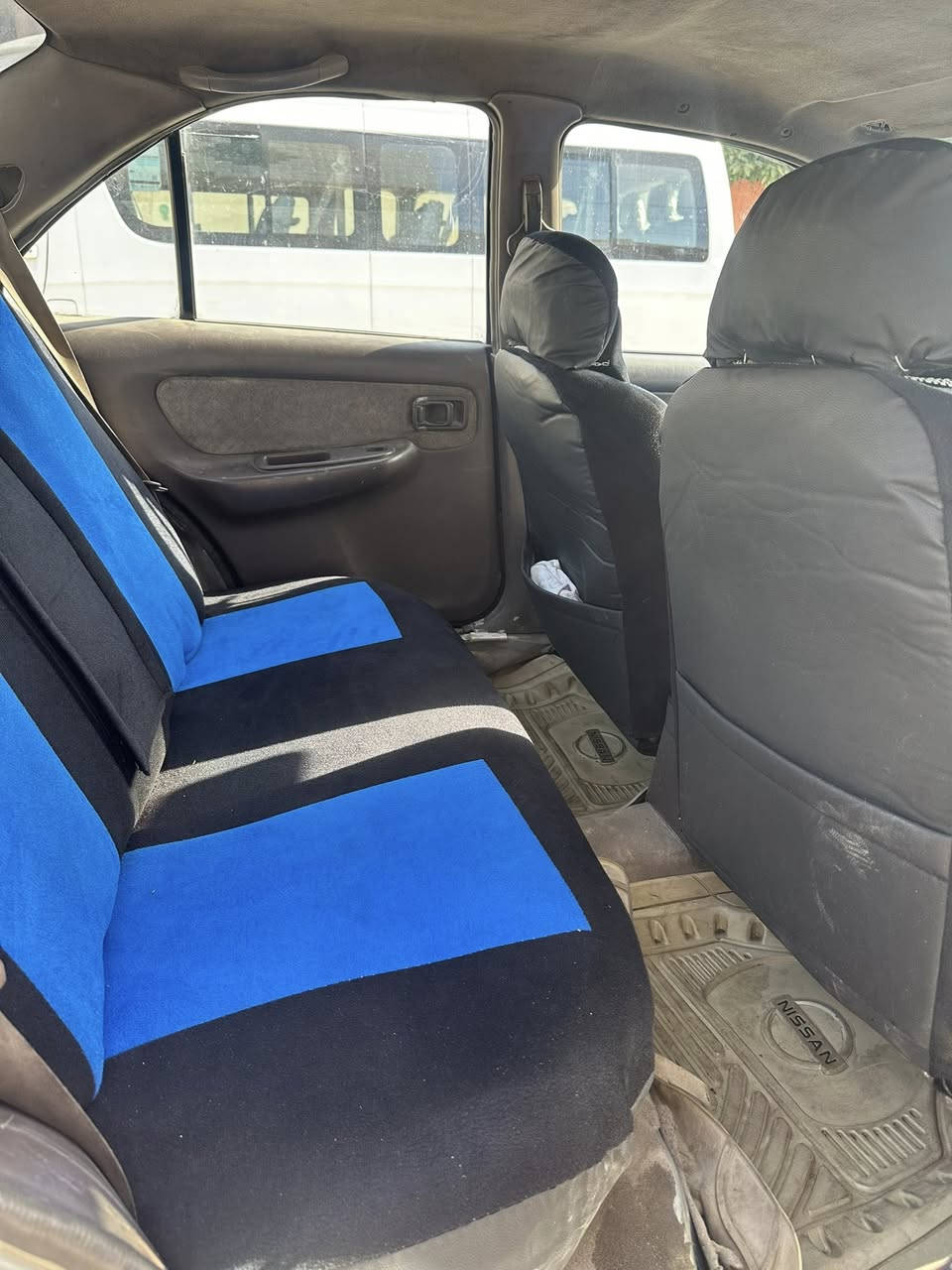 نيسان سني 1995
كير ومكينه خير من الله كير عادي 
باسمي مداور ثاني يوم 
السيارة مثل ما واضحة بصورة بيها جراد 
مكاني  بغداد الجديدة 
السعر 35 وبيها مجال 
***********
***********
ما متواجد ؏ فيس
