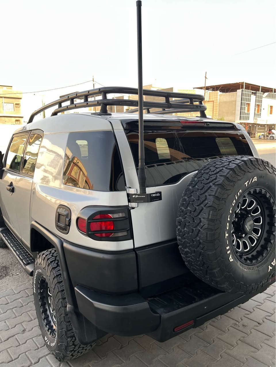 ⸻

🚙 تويوتا FJ كروزر 2007 – وارد أمريكي
للبيع سيارة نظيفة نظافة الوكالة، استعمال شخصي ومهتم بيها من الألف للياء.

🔹 المواصفات:
 • قير أوتماتيك
 • الحالة: ممتازة جدًا – ما ناقصها أي شي
 • المكينة + القير كفالة فحص تراي وين ما تريد

🔹 الإضافات:
 • ويل LENSO عدد 5
 • Switch Panel مربوط على كل الإضاءة
 • شاشة سفاري CarPlay
 • كاميرا تسجيل حوادث 4K أمامية وخلفية
 • بروجكترات عدد 4
(9 إنج + 7 إنج) مع قواعد بروجكتر
 • أريل مع قاعدة خلفية
 • استيرن رياضي تحكم شغال
 • تايرات BFGoodrich جديدة ما صار كم شهر من شادهم

🔹 الهيكل والداخلية:
 • البدي مكفول من المعجون والضرب والقص
 • صبغ حزام تجميلي فقط
 • داخلية السيارة نظيفة جدًا (حالوب بالقُمّارة)

🔹 التسجيل:
 • رقم وسنوية جديد
 • هزة جديدة
 • السيارة باسمي
 • رقم بغداد / مشروع وطني

📌 السيارة ما تصرف عليها دينار
كلشي بيها نظيف وجديد وجاهزة للاستخدام بدون أي مصروف.

💰 السعر المطلوب: 163 ورقة (مجال بسيط ) 

مكاني بالبصرة : *********** البصرة, العراق
