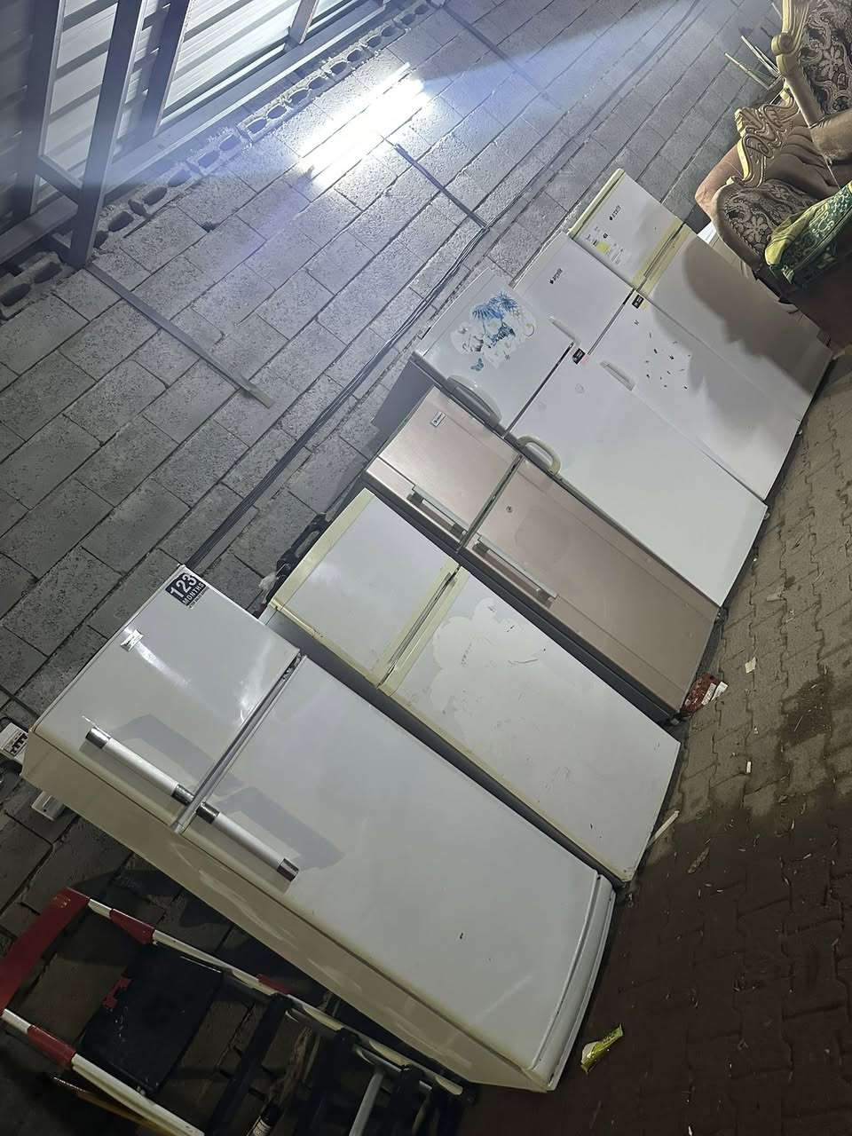 ثلاجات جميع الأحجام بشرط مكاني سوق الجمعة ***********
