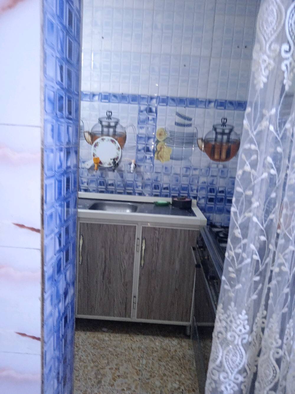 بيت للبيع مساحته 130متر يحتوي ع طابقين طابق الأول جاهز للسكن يوجد فيه غرفه نوم كبيره وغرفة استقبال وصاله ومطبخ وحمام داخلي وحمام خارجي والطابق الثاني يوجد فيه غرفتين نوم وحمام ومطبخ ناقصه كاشي وبياض المشتل شارع المدارس قرب البطاقه التموينيه

