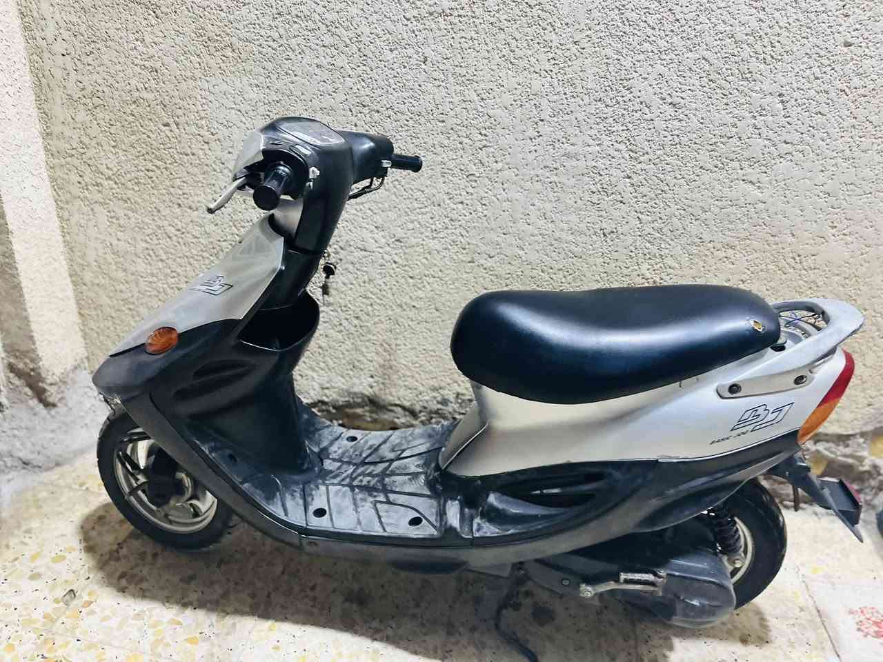 السلام عليكم دراجه للبيع يوماها تسعه زروف دراج صاوله طالعه من الوكيل تقريبا ٦ اشهر ال دراجه نضيفه لا مفتوحه ولا هاي الدراجه أوراق ميسان رقم الهاتف ***********
