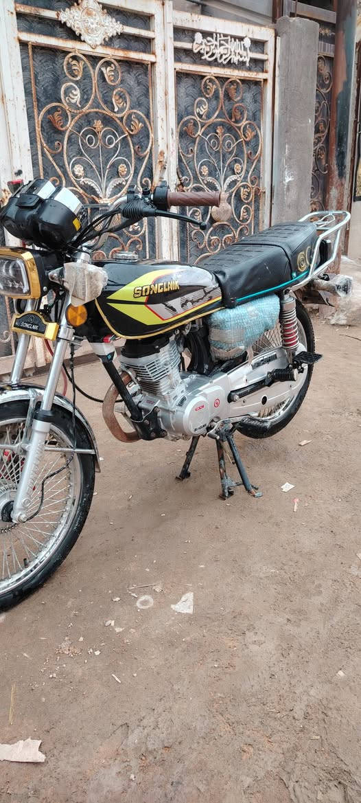 السلام عليكم تايكر 26 صارلهه شهر من طالعه من الوكيل الدراجه جديده ماممدود عليهه سبانه ماناقصهه ايشي اوراق اصولي معدل 125km عليهه عقل رياضي
سعر 675 قفل مكاني حله شارع المهندسين 
#ملاحضه صالنصتهه الجديده موجوده مامشدوده اصلا


**إذا كنت صاحب هذا الإعلان وتريد حذفه لأي سبب، رجاءا أرسل رسالة إلى الدعم الفني**