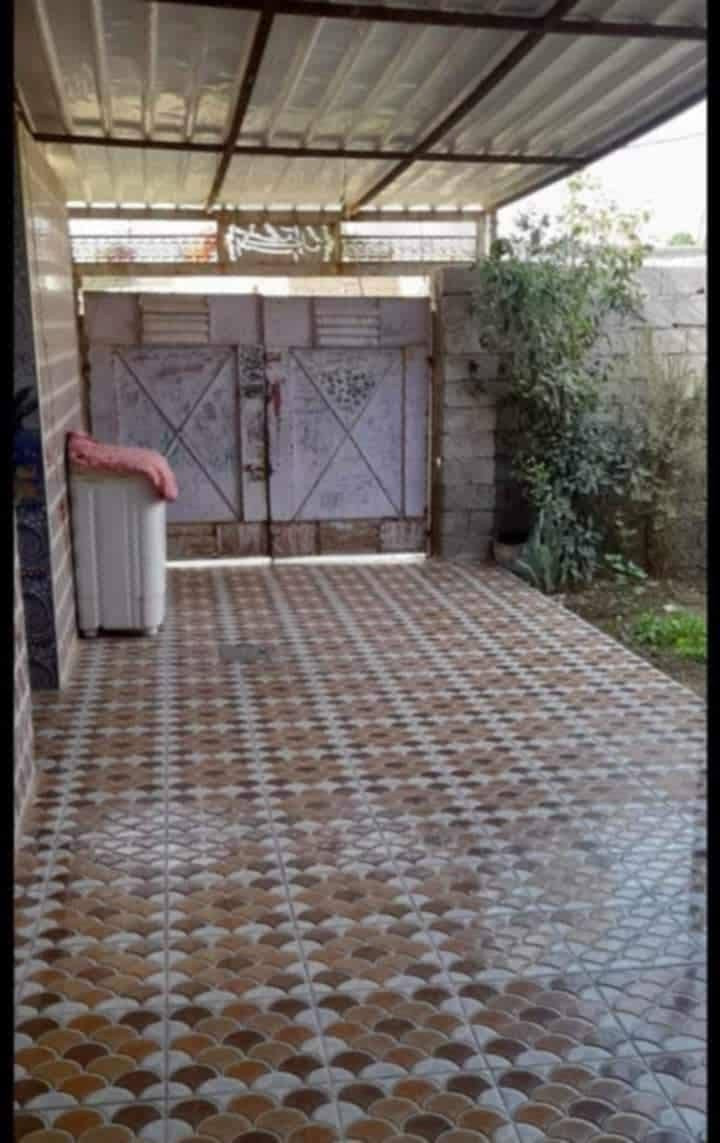 بيت الايجار بحي الحسين الثانيه بنهايه شارع  60 البيت تجاوز بس ثالث بيت عن الطابو بيت جاهز ومرتب يجار 200 وبي مجال ***********
