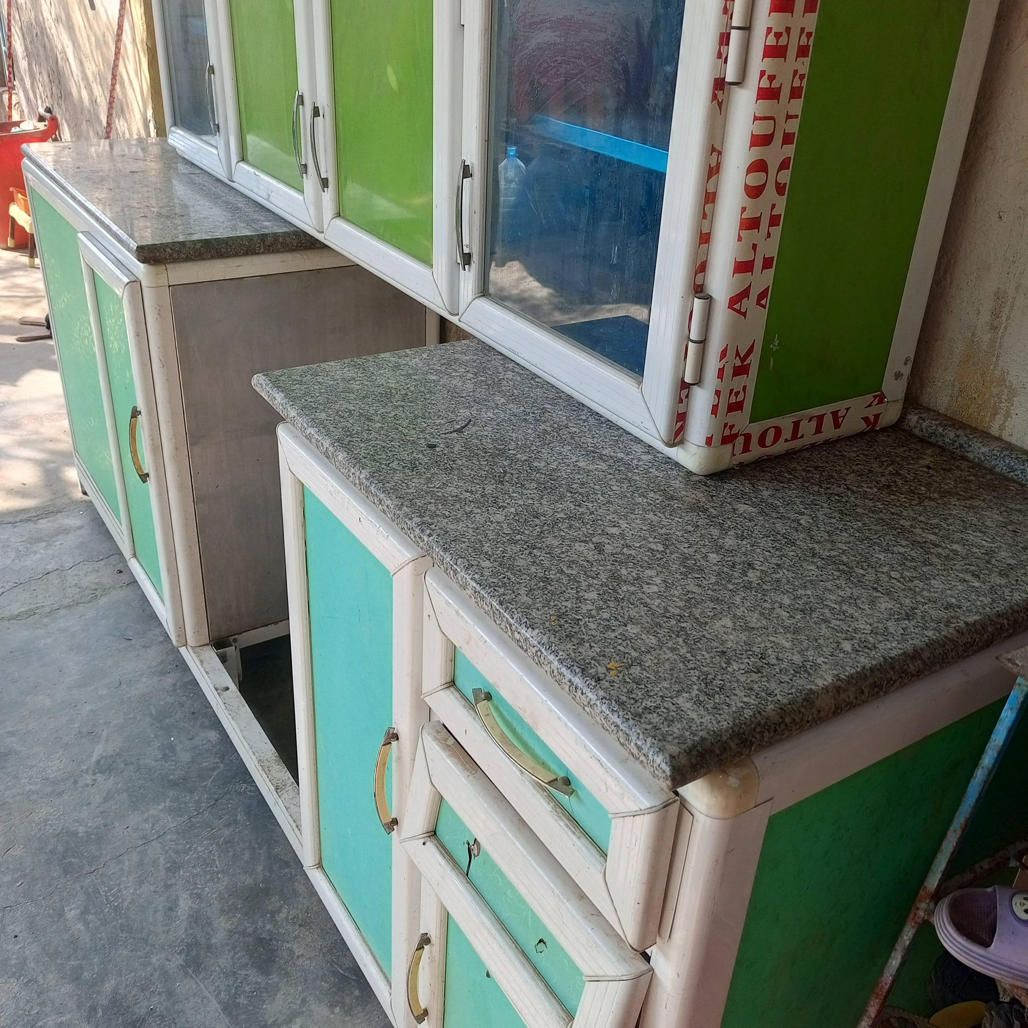 كاونتر قطعتين مرمر قطعه جوه مترين ونص بلنص مكان طباخ ابو اربع عيون وقطعه فوك تتعلك مترين نضيف من داخل ومن جوه السعر ( ٢٠٠ ) الف وبي مجال مكان بصره ( *********** ) ( *********** ) بدون سنك
