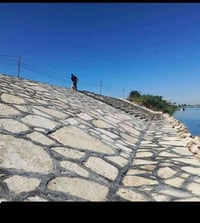 تطبيك ارضيات حجر تغليف الانهار وسواقي الماء  بناء سياجات بيت حجر الاست...