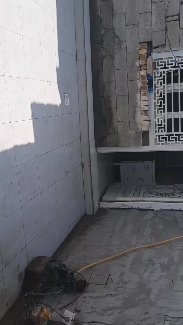 سلام عليكم عمي بيت حي العسكري الاوله بل بالبوجاسم
البيت عوزه شغلات بسيطه البيت مساحته 130متر كله مبني 
لستفسار عليه صاحب البيت ***********
