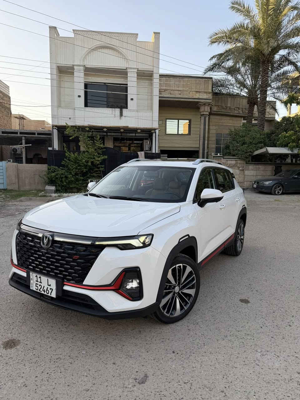 شانجان  cs35 بلس اعله مواصفات بحاله الوكاله
ماشيه 10 الف كيلو فقط باسمي حره تحويل ثانيوم
مكانه بغداد الكرخ

معروضة للبيع سيارة Changan CS35 Plus موديل2025الفئة الأعلى في مواصفاتها  بحالة الوكالة وتصميم عصري يجمع بين الرياضية والفخامة الاقتصادية.

​⚙️ المواصفات الميكانيكية والأداء:

​المحرك: 1.4 لتر تيربو (Blue Core) بنظام حقن مباشر GDI، يولد قوة 156 حصان.

​ناقل الحركة: أوتوماتيك 7 سرعات مزدوج القابض (DCT) أداء سلس وقوي.

​عزم الدوران: 260 نيوتن متر لإنطلاقة مميزة.

​اقتصاد الوقود: ممتازة جداً واقتصادية (خزان وقود بسعة 53 لتر).

​✨ المظهر الخارجي والرفاهية:

​فتحة سقف بانوراما بالكامل تعطي رحابة للمقصورة.

​إضاءة أمامية وخلفية Full LED بتصميم ثلاثي الأبعاد مع مستشعرات تلقائية.

​جنوط ألمنيوم مميزة مقاس 18 إنش.

​صندوق أمتعة خلفي ذكي (يفتح ويغلق كهربائياً بلمسة زر).

​💺 المقصورة الداخلية والتقنيات:

​مقاعد من جلد النابا الفاخر باللونين العسلي والأسود الرياضي.

​شاشة وسائط رقمية باللمس مقاس 10.25 إنش مجهزة بنظام الملاحة وربط الهاتف.

​نظام تكييف أوتوماتيكي مع فتحات تكييف خلفية وفلتر تنقية الهواء المتطور PM2.5.

​تشغيل عن بعد + زر تشغيل المحرك (بصمة) + فرامل يد كهربائية.

​🛡️ أنظمة السلامة والأمان (الأعلى في فئتها):

​كاميرات محيطية 360 درجة لكشف كامل الزوايا (رؤية عين الصقر).

​مثبت السرعة التكيفي (ACC) الذكي مع خاصية التوقف والتسارع التلقائي.

​نظام التحذير من التصادم الأمامي مع الفرامل النشطة للتوقف
 الطارئ.

شحن وايرليس

​نظام التحكم الإلكتروني بالثبات من بوش (BOSCH ESP 9.3).

​حالة السيارة: بحالة الوكالة جاهزه 100٪

​الضمان: [ تحت ضمان الوكالة]
 مهندس عبدالله
***********
