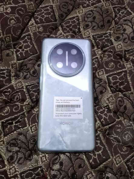 السلام عليكم  تلفون للبيع  (هونر x9c)  مستخدم اسبوع واحد كال ملحقات حته لزكه حمايه مال كامرات  سعر 360بي مجال   ذاكره 256 رام 12 اي ستفسار ***********
