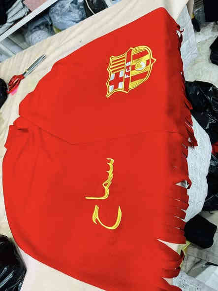 سكارف تطريز حسب الطلب السعر 10
العنوان سوق المفرق قرب مصور الهيام 
مقابل سيد الاسعار 
داخل قيصرية بيبي للأطفال  يوجد داخل المحل خياطة تطريز 
دشداشة رجالي خياطة وحاظر وخياطة نسائية وخياطة ملابس التخرج وجميع الفساتين 
***********
