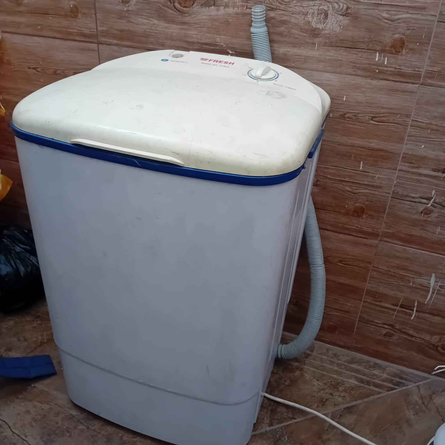 السلام عليكم
غسالة صغيرة للبيع شغالة 100ب100 مابيها اي خلل 
ب40 الف 
***********
