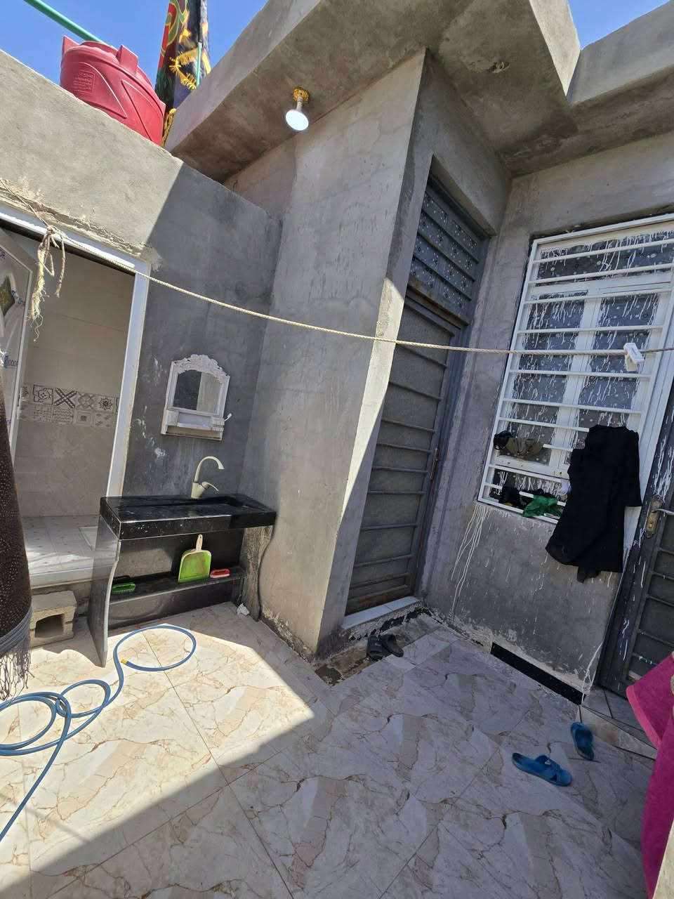 السلام عليكم دار سكن للبيع طابو زراعي بسم عراقي سند 25  المساحه البيت 100 متر واجها 5 او نزال 20 موقع البيت حي العسكري يبعد عن السايدين مال حي العسكري 500 متر السعر 45 او بي مجال رقم الهاتف ***********
