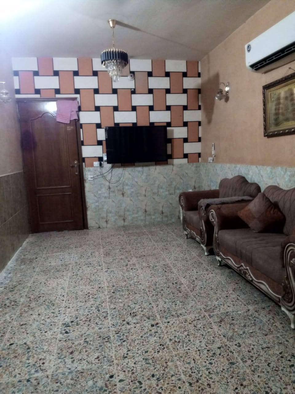 السلام عليكم بيت للبيع طابق ونص 125 متر كفائات السيديه شارع جنانه ***********
