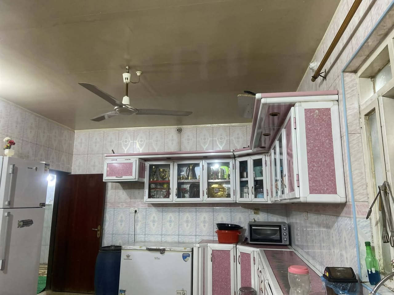 يا الله 

دار للبيع حي الحسين الجديد ب شارع ابو شاكر مو على الشارع لا داخل المثلاثات مال حي لحسين

موقعه حلو  ماكدامه احد لبيت كدامه جزره وسطيه

البيت بصف الركن  200 متر  قاطين  

القاط الاول طارمه وصحيات ستقبال ومطبخ وصاله وغرفتين وداخل صحيات  بناء وسط  مرتب وبي حديقه 

الطابق الثاني 3غرف وصحيات وصاله بناء  قبل 3سنوات  كلش مرتبب لبيت سيراميك  والفوك مرتب ونضيف

مطلوب اسكان 30 مليون 

سعر لبيت 215 وقابل للتفاوض

للتواصل والاستفسار اتصال 

***********
***********
اخوكم ابو نور الدلال

المكتب مجاز حكومياً ادخل للحساب ناشر ابيوت اي بيت ايعجبك راسلني وتدلل 

اعرض عقارك عندنا ودع لنا التسويق 

عنوان المكتب سيد جميل شارع 20 مقابيل أسواق امير
