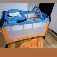 سرير أطفال • شبه جديد