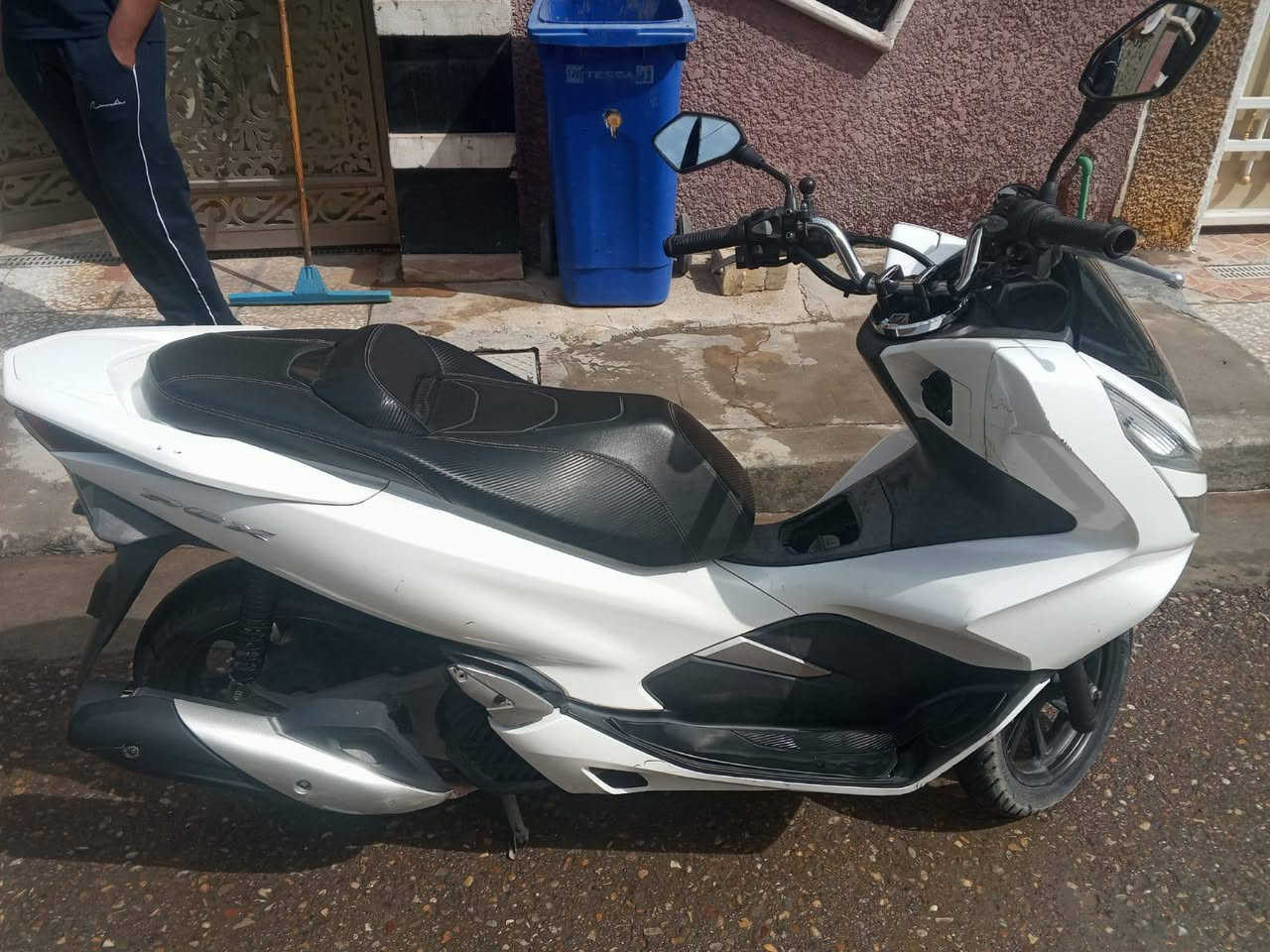 السلام عليكم دراجه  PCX  الجيل الثالث وارد كوري كشن رياضي تدفئه كشن. حساس ازدحام حساس استان بصمه الدراجه نضيفه جداً العنوان الشعب نهاية سبع قصور السعر 14 $ أو مراوس بسلفر ونج هذا رقمي ***********
