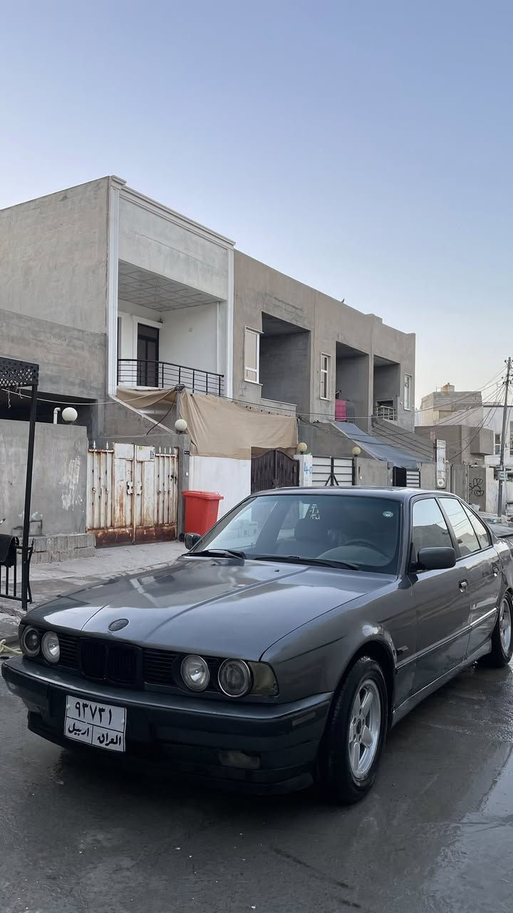 ئەو بیئێمە بۆ فرۆشتن مۆدێل ١٩٩٢ گێڕ و مەکینەی ٢٠ی سەقەڕی لەسەرە تازە پێشی توند کراوەتەوە ٢ جام کارەبایی و سلایتە کارەبایاتی هەموی مەزبوتە ٤ تایەی لۆکی لەسەرە سەیارەکە ئەوەلیاتە سعری ٢٧ وەرەقە و مەجال
***********
