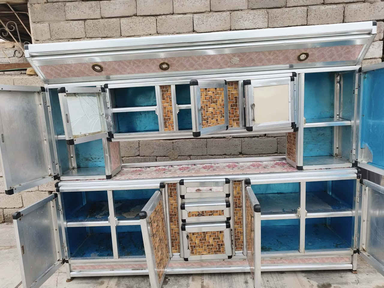 كاونتر الالمنيوم طوله مترتين ونص نضيف
١٥٠ 

‏‪0788 746 2170‬‏
