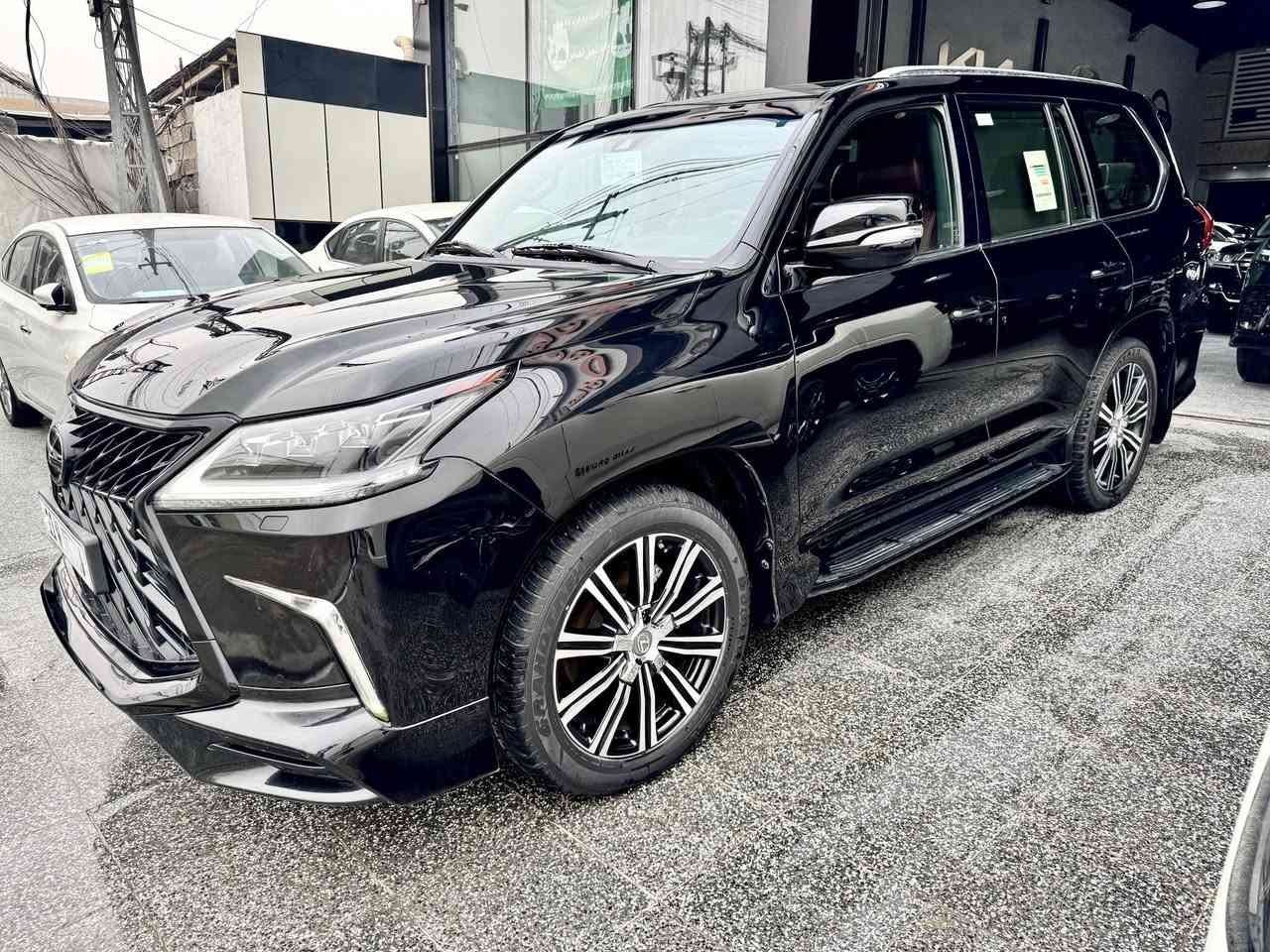 لكزس 2018 رقم بغداد
فول مواصفات 1/1 
فتحة بصمة حساسات 
كامرات شاشات 
رادار جكات 
كشنات كلها كهرباء وتدفئة تبريد 
وباقي المواصفات المعروفة 
كير محرك حدادية تخم تاير كلة جديد 
السيارة جديدة بدون صبغ 
فقط شبر بارد بالباب 
***********
