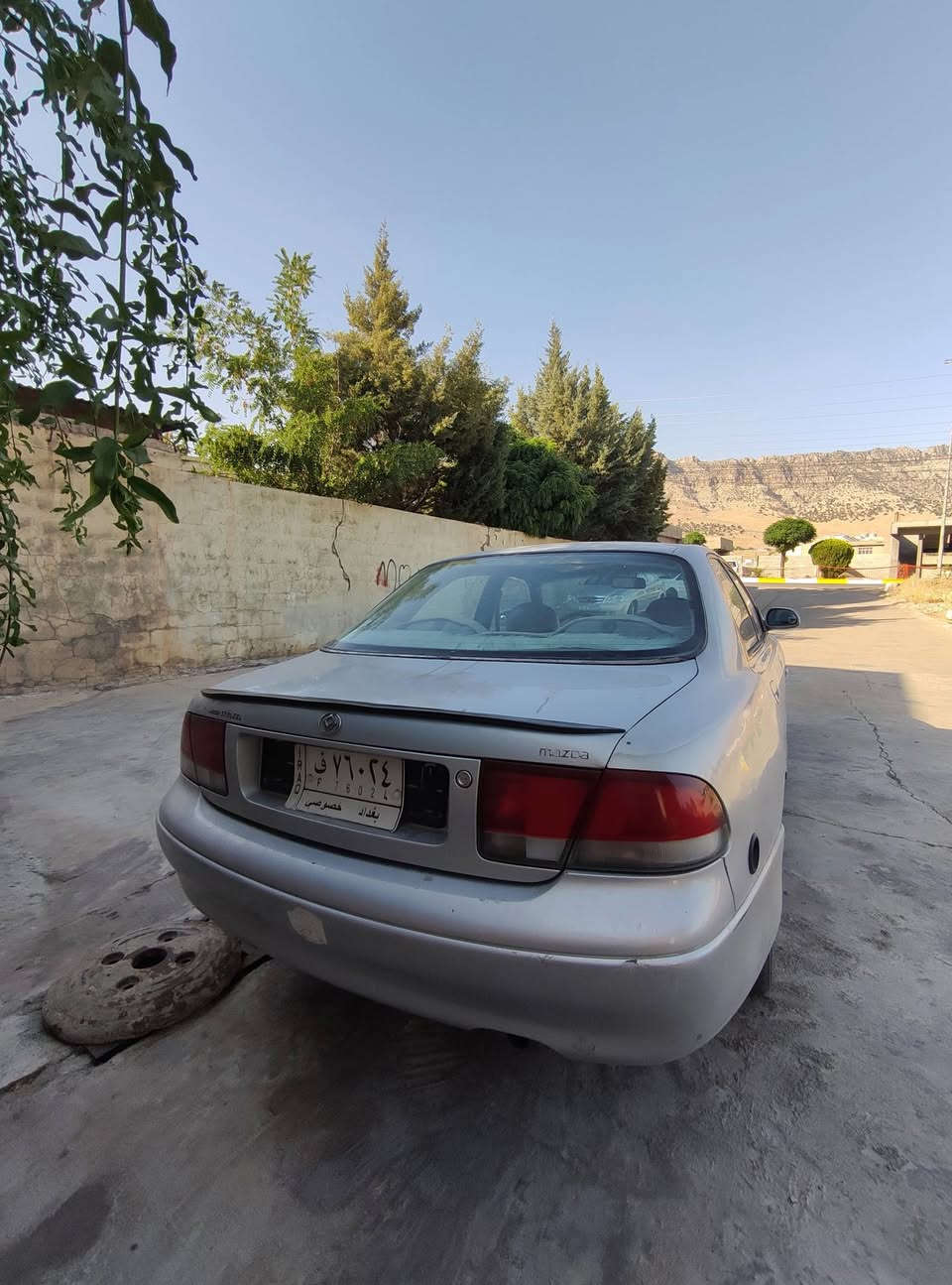 مازدە فاسولیا بۆ فرۆشتن 1992
بسماللە رحمان الرحیم 

مازدە فاسولیا بۆ فرۆشتن

توندو تۆڵە 

بەشەرتی گێر و مەکینەیە 

بەشەرتی تەقەو ڕەقە 

دەحم و لێدران و وەڕگەڕاو بەشەرت تەنها جەمپێکی بجۆکی پێشەوەی هەیە

دوو پارچەی هەیە 

  سەنەوی ئەصلیە 

تایەی نویێە 

خاوێن ماوەتەوە 

دەنگی تێدا نیە 

مەکینەکەی بەشەرتی ئەوەی دەنگی تێدا نەبێت 

گێڕەکەی بەشەرتە 

شوێن ڕانیە

***********

ژمارە تەلەفۆن..
