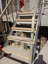 بيت 120متر طابق ثاني يحتوي على غرفتين وحواي وكلدور ومطبخ من ضمن الحولي...