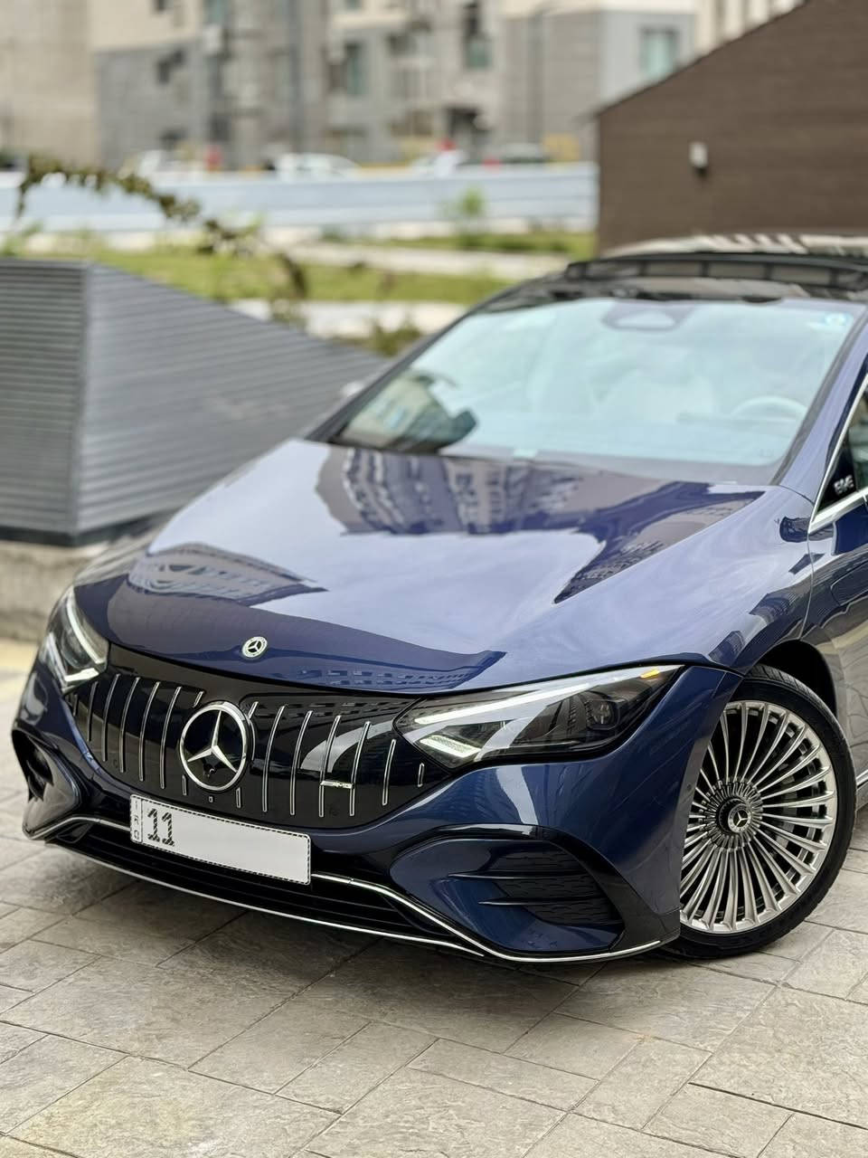 للبيع  ب سعر البلاش مرسيدس-بنز EQE 350 4MATIC موديل 2024
اللون : أزرق مميز
اللون الداخلي: أبيض فاخر
الممشى: 3,000 كم فقط
الدفع: رباعي 4MATIC
سقف بانوراما
جكات (تعليق) هوائية AIRMATIC
شاشة وسطية كبيرة (هايبر سكرين)
شاشة خلفية للركاب
مقاعد كهرباء مع ذاكرة
دخول وتشغيل بصمة
إضاءة داخلية محيطية (Ambient Light)
كاميرات 360 درجة مع حساسات كاملة
أنظمة أمان ومساعدة قيادة حديثة
حساسات أمامية وخلفية متكاملة
نظام المحافظة على المسار
للبيع مرسيدس-بنز EQE 350 4MATIC موديل 2024
اللون الخارجي: أزرق مميز
اللون الداخلي: أبيض فاخر
الممشى: 3,000 كم فقط
الدفع: رباعي 4MATIC
سيارة كهربائية بالكامل
أنظمة أمان ومساعدة قيادة حديثة
حساسات أمامية وخلفية متكاملة
نظام المحافظة على المسار
 مراقبة النقطة العمياء
 تثبيت السرعة الذكي
 فرملة الطوارئ التلقائية
 تنبيه حركة المرور الخلفية
قيادة شبه ذاتية
نوع البطارية: ليثيوم أيون
 سعة البطارية: تقريباً 90 كيلوواط
 مدى القيادة: يصل تقريباً إلى 600 كم بالشحنة الواحدة
 تدعم الشحن السريع DC
حادث سطحي بدون أي ضرر بالهيكل الداخلي
جميع الدواخل وكالة ومكفولة
بدون ايرباك 
قطعة واحدة مراقبة النقطة العمياء
نتثبيت السرعة الذكي
فرملة الطوارئ التلقائية
 تنبيه حركة المرور الخلفية
 أنظمة قيادة شبه ذاتية 
السعر 41:500 وبي مجال 
للأستفسار 
*********** 
مكاني بغداد الكرخ قرب من المطار
