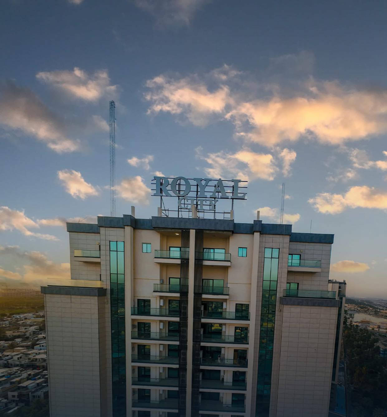 تتوفر شقه للبيع في مجمع رويال ستي (البيجيه)
سعر جدا مناسب ✅✅

✨ مواصفات الشقة:
📐 المساحة: 193 م²
🏢 الطابق:3
🌿 الإطلالة: داخلية مميزة على حدائق المجمع تمنحك أجواءً من الهدوء والسكينة

💫 تفاصيل الشقة:
• 🛏️ 3 غرف نوم فسيحة ومريحة
• 🛋️ صالة رحبة بتصميم عصري أنيق
• 🍽️ مطبخ حديث مجهز بمساحات تخزين عملية
• 🚿 3 حمامات بتصاميم راقية
• 🧺 غرفة غسيل مريحة
• 🌅 بلكونتان بإطلالات جميلة تمنحك لحظات استرخاء رائعة

💎 مميزات إضافية:
✅ موقع مميز داخل المجمع
✅ جاهزة للسكن فوراً
✅ بيئة آمنة وراقية مع خدمات متكاملة تلبي احتياجاتك

📞 للتواصل والحجز:
اتصل الآن على *********** أو راسلنا على الخاص
