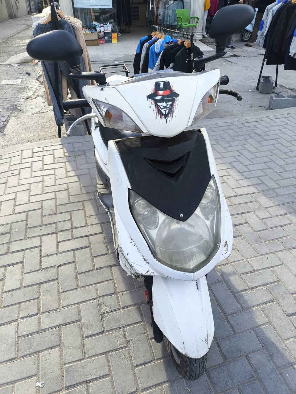 سكنس فحل 140
للبيع كامله مابيها نقص بس الغطه الي يصير جوه الجنطه ليصير علمحرك دارجه كامله سلف هندر هورن كفراتها شويه تعبانه والرون مو ثابت  يرادلها ترتيب الدراجه  سعرها 450 وبيها مجال مكان بغداد الدوره ميكانيك
 *********** واتساب
