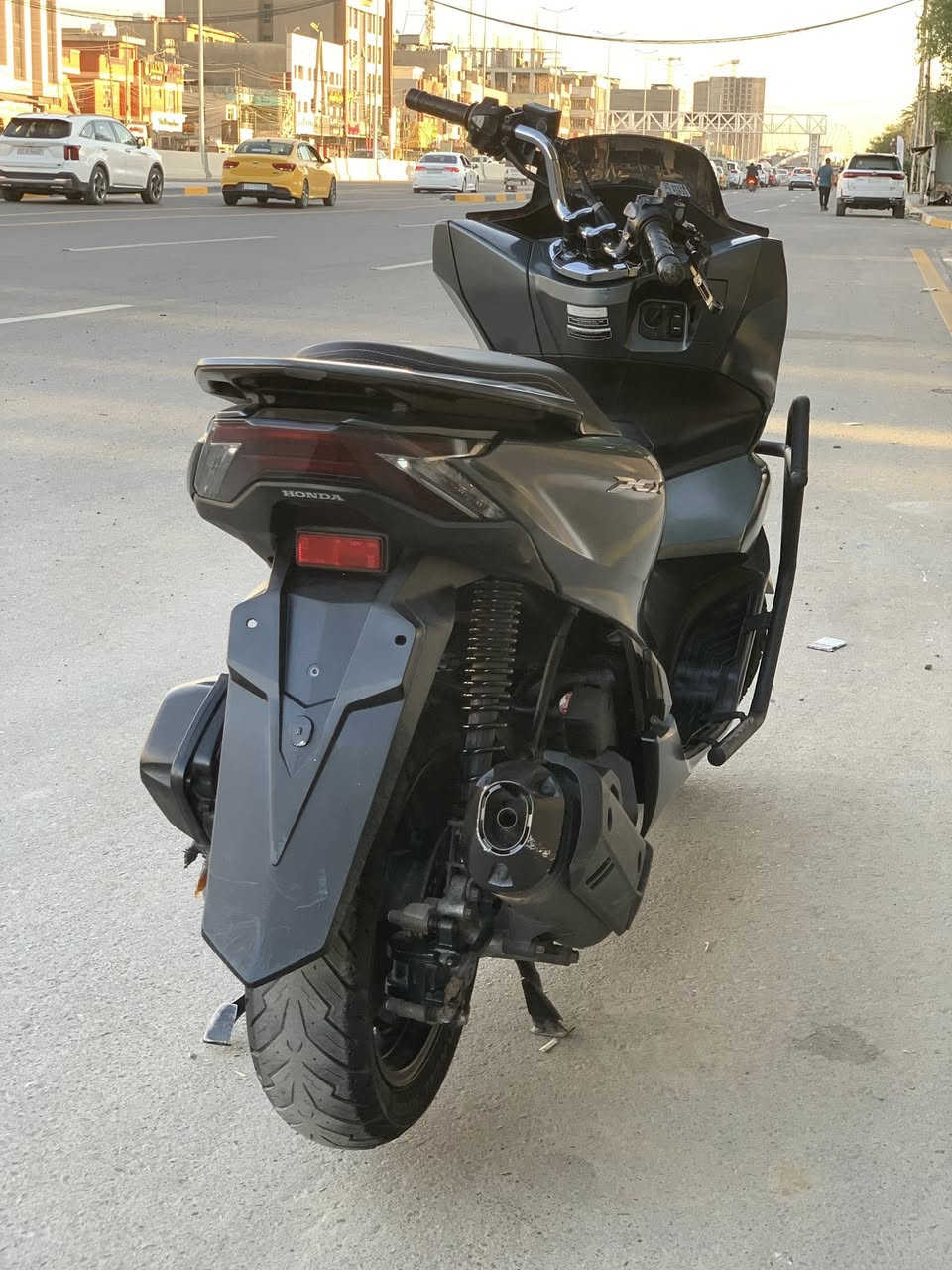 سلام عليكم Pcx جيل رابع وراد فيتنامي 

دراجة صالها شهر نازله من رمبه جديده جديده كلش ماشيه 11 الف دراجه زيرو مكفوله كفاله عامة مكينه ناعمه وبيها شلعه تشك كاع حساس زدحام حساس ستان حساس ABS حساس T درع اصلي عليها درجه جاهزه وتتخبل مكاني بغداد شراي يتصل وبخدمته *********** لمو شراي لا يتصل ويتعبني
