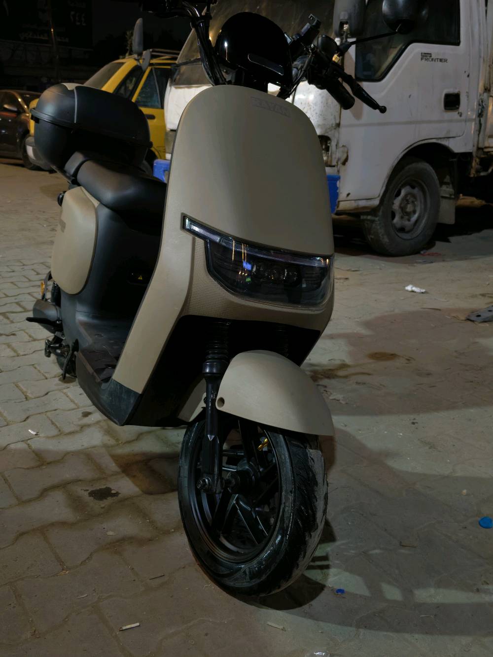 دراجة شحن  (ريان بوليسي )

يتحمل الاوزان الثقيلة 

 1200W
Disk brake 
48V-28A 
4 سرعات امامية 
1 سرعة خلفية 
متوسط المسافة 50km 
السرعة 50km
تاير 10/90/80 
لايت زنون 
صندوق خلفي لحمل الاغراض 
باتري اصلي شركة الريان TAILG بشرط

السعر: 550 الف
المكان بغداد: باب المعظم
ما هو موديل الدراجة بالضبط؟: 
دراجة شحن
كم هو عمر الدراجة أو عدد الكيلومترات المستخدمة؟: 
اقل 3 شهر
هل البطارية قابلة للإزالة أو الشحن؟: 
اي
ما هو موقعك الحالي لتحديد مكان الفحص؟: 
باب المعظم 
هل السعر قابل للتفاوض؟: 
نعم