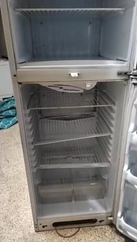 ثلاجه • شغاله • ما بيها عطل