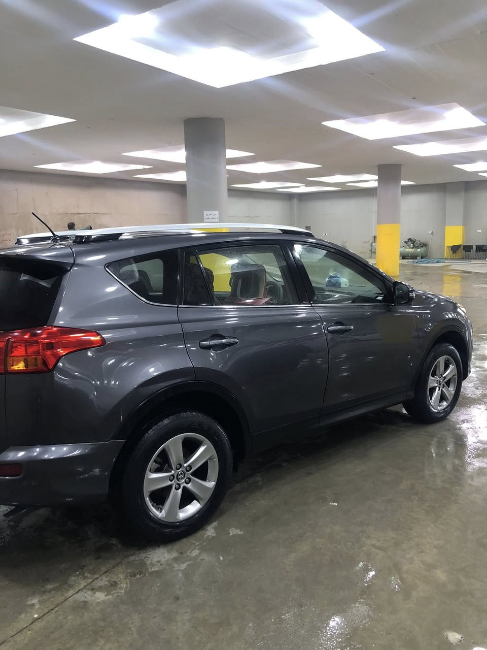 السلام عليكم
راف 4
موديل 2015 
XLE
سليمانيه سنويه لل 27

بدون حادث بدون ارباك بدون تبديل حته الدعاميات بيلاديه 
فول عدى البصمه 
تحديد مسار 
كشنات جلد 
تحديد سرعه 
انظمة قياده 
كشنات تبريد تدفئه 
سلايد 
بقية المواصفات شوفه بنفسك 
محرك بيلاد ممفتوح كير شرط الفحص 
السياره بجم كبس 
الجنطه تحت الرقم الخلفي بي صبغ قليل 
السياره ترايه لي وين متريد 
السعر 
$163 
***********
