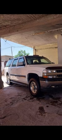 جمسي 2002 السياره بيها طخ بين باب السابق والجاملغ الأمامي   لون الاصلي...