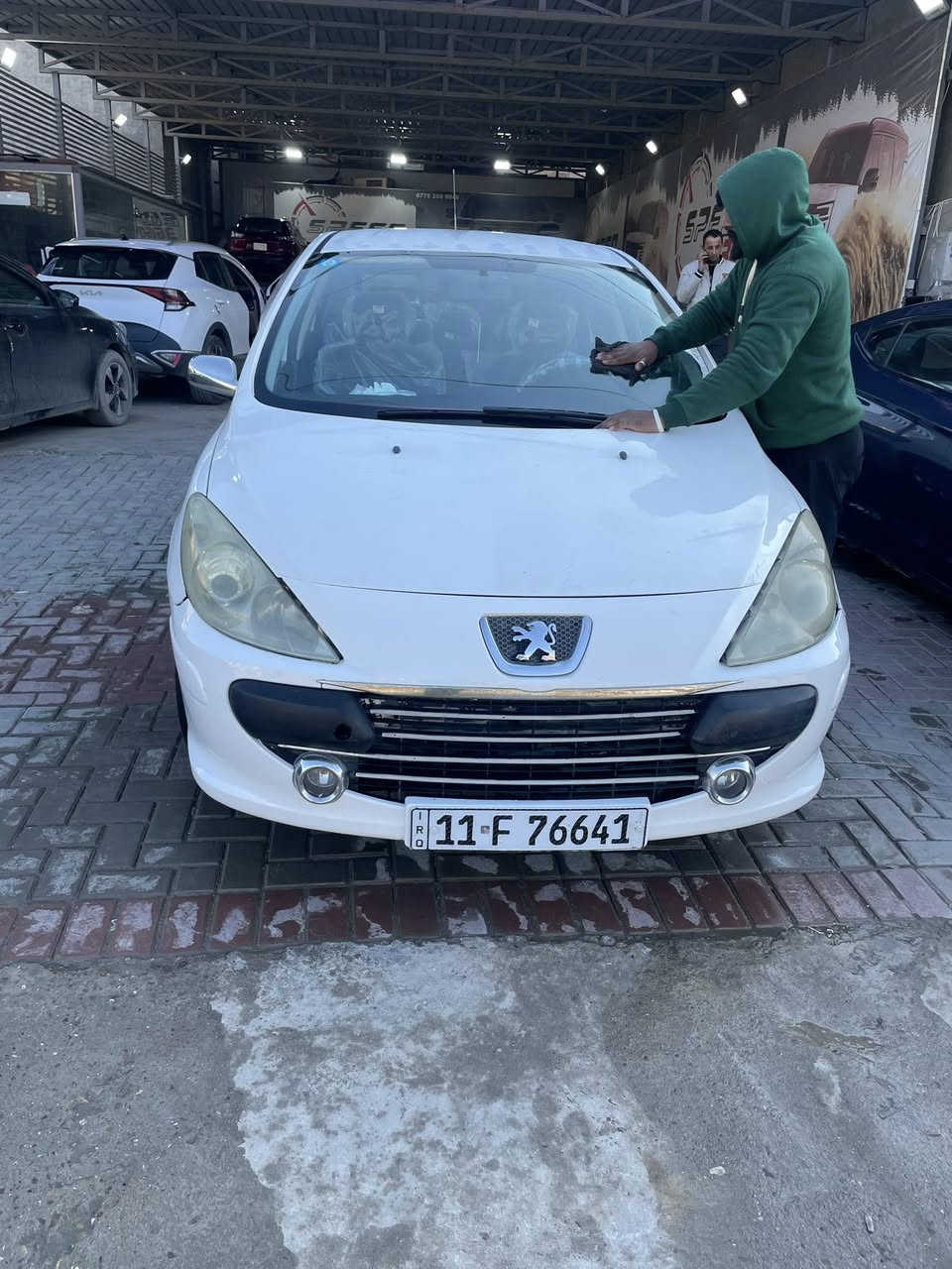 السلام عليكم
بيجو فرنسي موديل ٢٠٠٨
رقم بغداد دولي بسمي 
سياره جاهزه عل اخير
كهربائيات كله شغاله باتري جديد 
كير جديد محرك مكفول لاتنقيص ولا تبخير 
سعر السياره ٥٧وبيه مجال للشراي 
رقم الهاتف للاستفسار ***********
