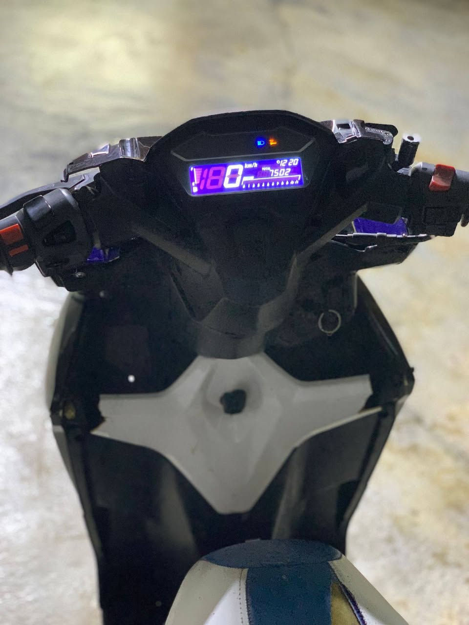 السلام عليكم دراجه بانزين نوع سكنس هونده فوال نضافه موديل 2017 سعر خاص شراء يدك على رقم ***********
