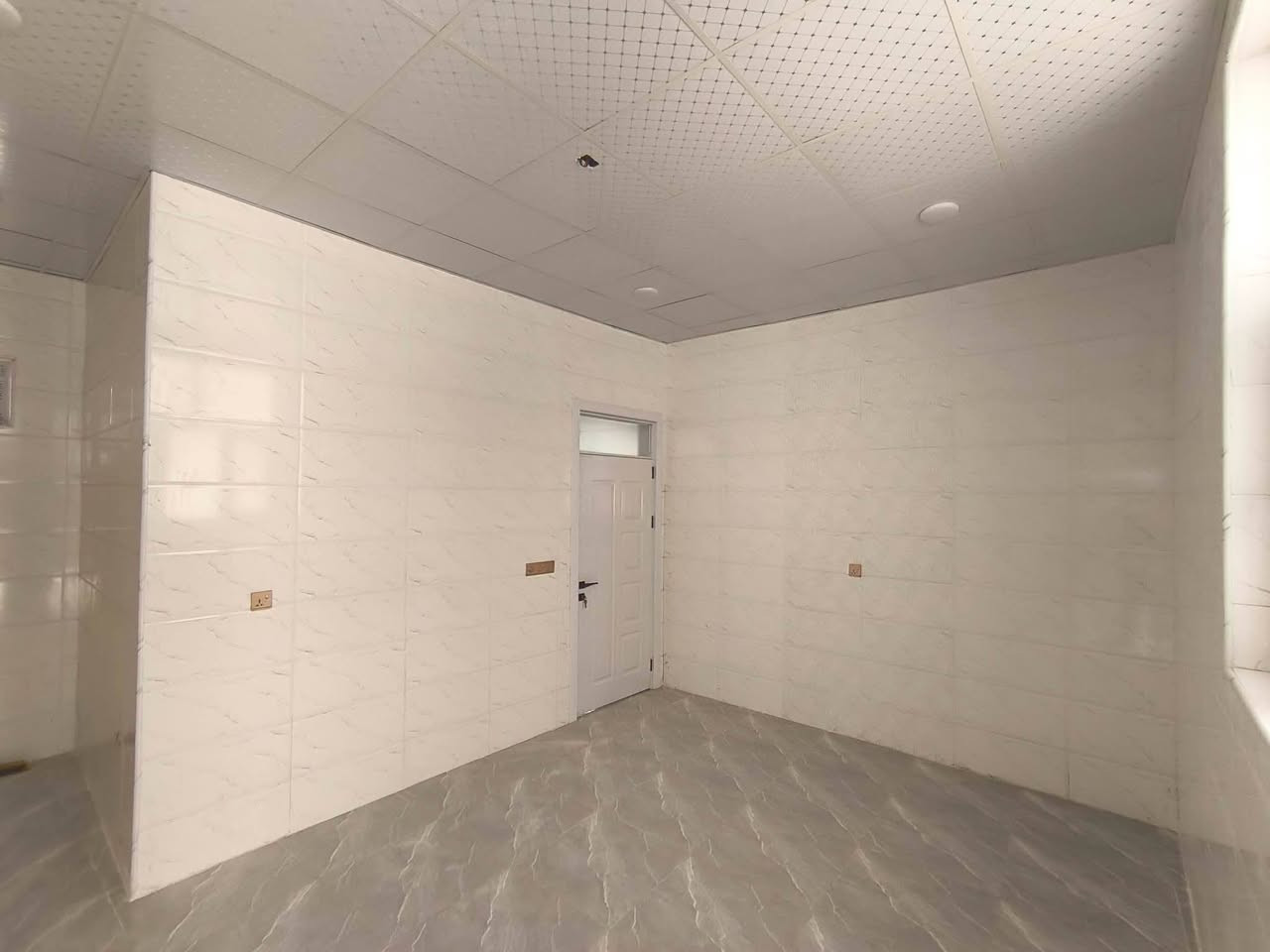 🏡 دار سكن زراعي – موقع مميز في حي الجامعة

📍 العنوان: حي الجامعة، نهاية شارع 20

🔹 المساحة: 200 متر
🔹 الواجهة: 10 متر

✨ تفاصيل البيت:
غرفتين نوم
صالة
استقبال
مطبخ حار وبارد
كراج سيارة 🚗

💡 موقع هادئ ومناسب للعوائل وقريب من الخدمات

                          المراجعة 
     ♦️♦️♦️مجموعة باسم الشمري♦️♦️♦️
      ♦️♦️للاستثمار والتطوير العقاري♦️♦️
الفرع الاول/بغداد،القادسية،قرب مجمع الوزراء
الفرع الثاني/الديوانية،الجزائر ،الشارع الخدمي،مقابل تقاطع أم الخيل
____
للأستفسار الاتصال على📲
قسم المبيعات 📠
***********📱
***********📱

📲 حمّل تطبيق باسم الشمّري العقاري الآن من Google Play:
👉 [https://play.google.com/store/apps/details?id=com.basemShamry.app](https://play.google.com/store/apps/details?id=com.basemShamry.app)
🍏 قريبًا على App Store
