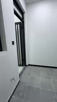 � للايجار شقة طابق اول و ثاني زيروووو ممسكونه 3 شقق بل بناية فقط   الا...