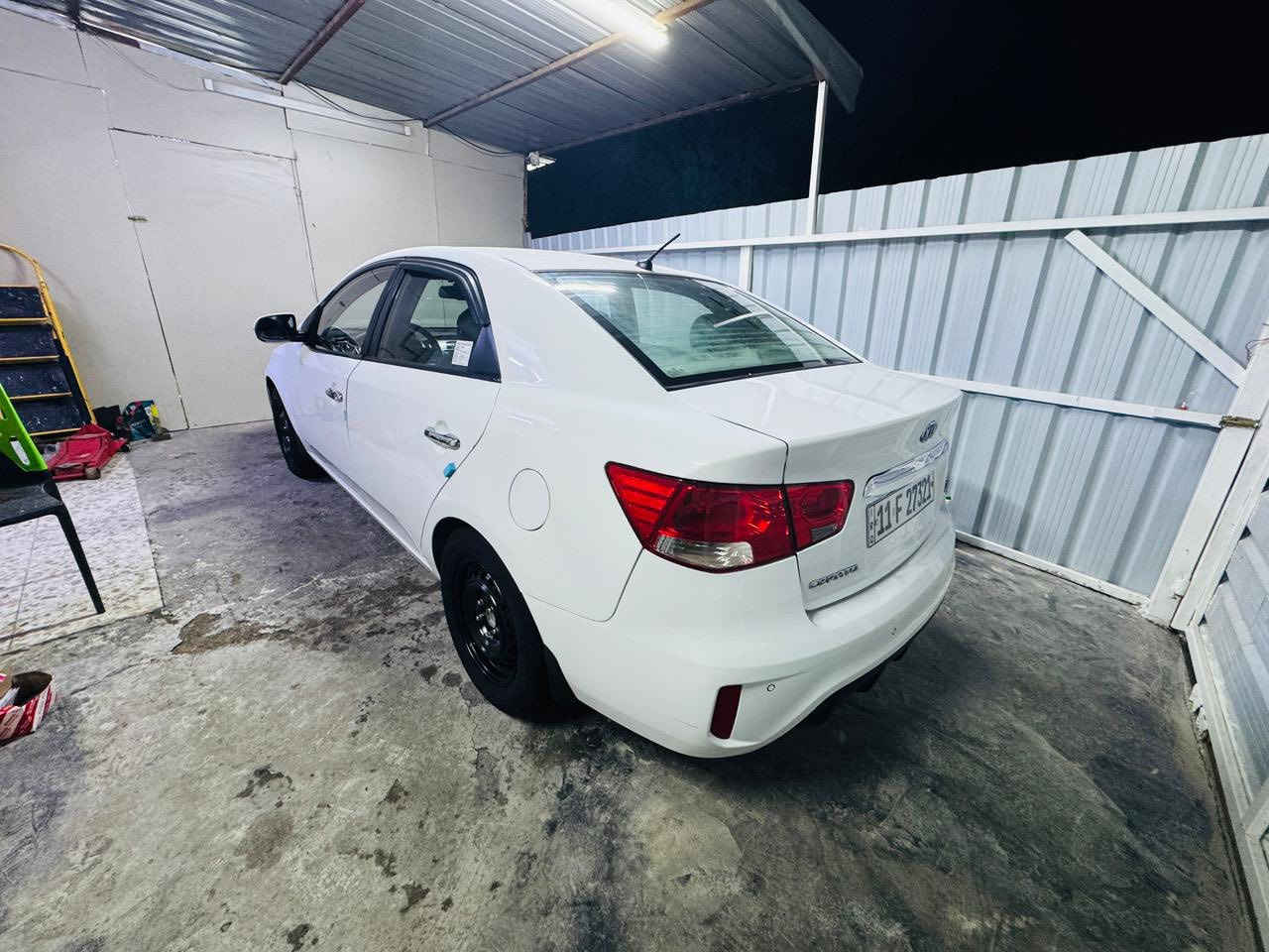 كيا سيراتو موديل 2013  
فئة S (مواصفات جيدة)  
محرك اقتصادي + جير أوتوماتيك  
حساسات خلفية + سبويلر  

السيارة بحالة جيدة  
مصبوغة عام  
الممشى: (210)  
اللون: أبيض  

السعر: (92 ورقه )  
الموقع: (مدينتك)  

للتواصل: (***********
