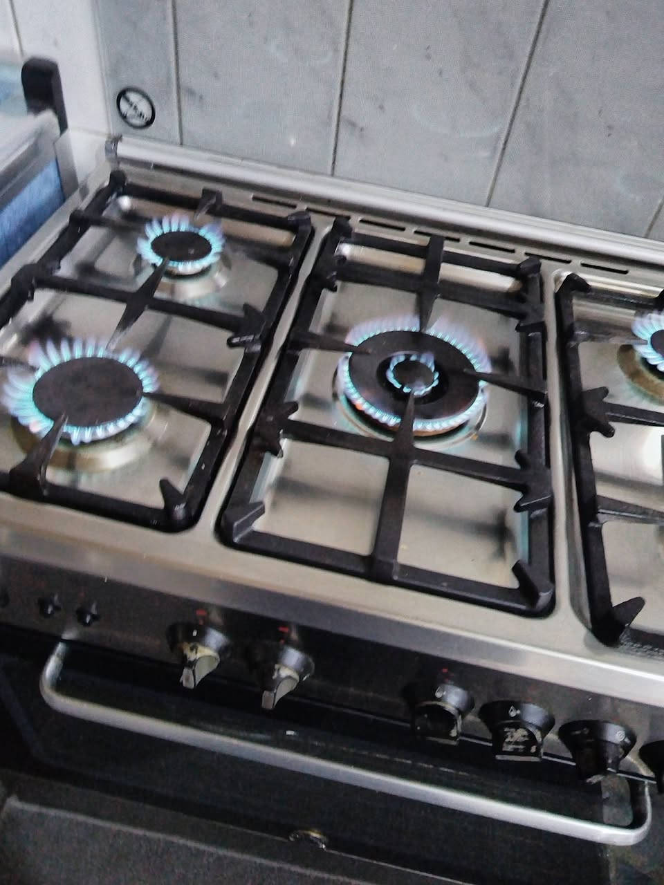 وبيه ومجال والطباخ ايطالي ونظيف  ومابيه اي ضرار الفرن يشتغل الفوك والجوه ناره عاليه والعيون مالتة هم تشتغل


**إذا كنت صاحب هذا الإعلان وتريد حذفه لأي سبب، رجاءا أرسل رسالة إلى الدعم الفني**