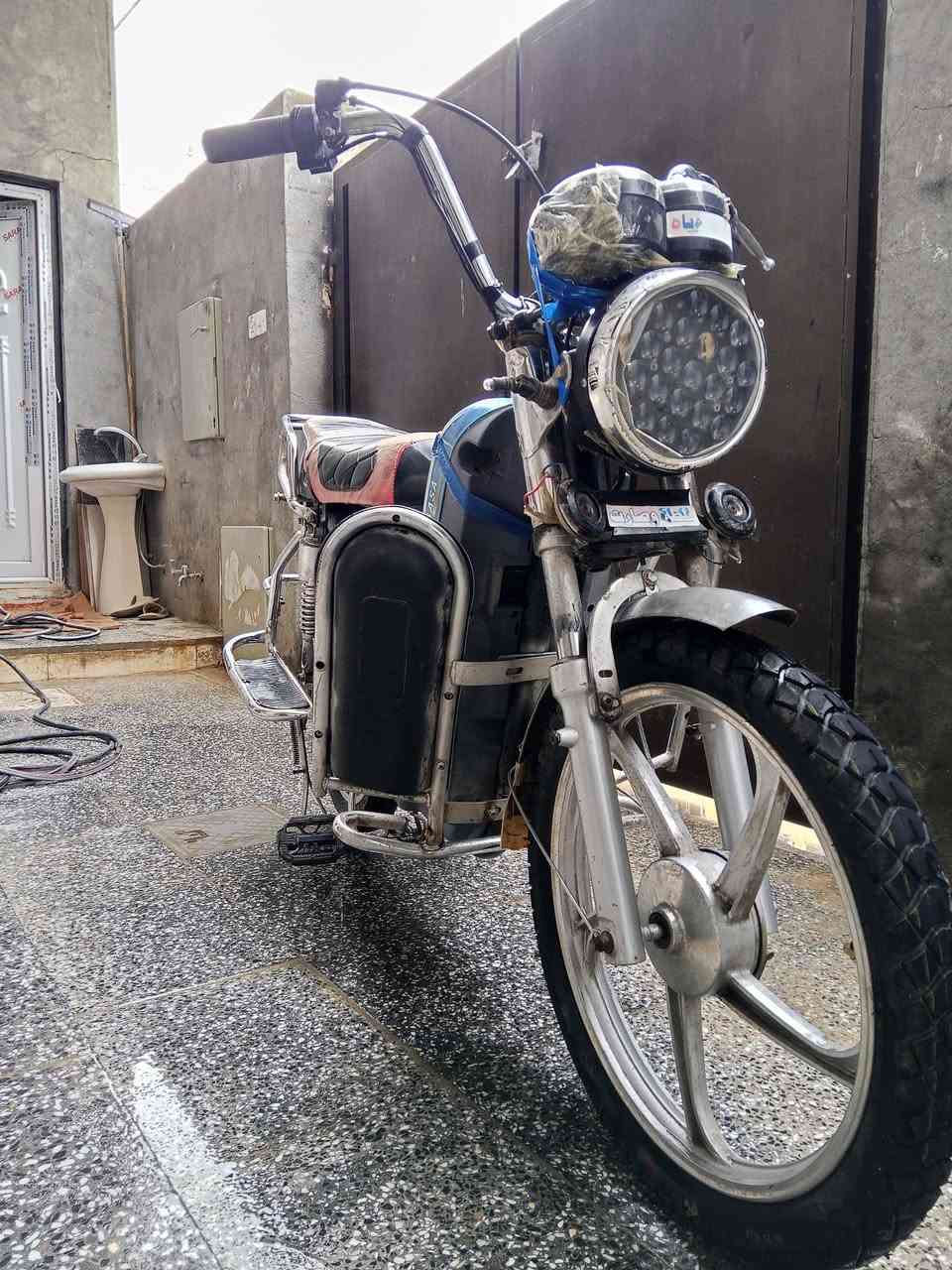 السلام عليكم
دراجه شحن هارلي قديم البطاريات زينه تقرا 9/8
هيج ودراجه مابيها شي سرعتها 75  الدراجه نضيفه 
مكاني الفلوجه الجغيفي الثانيه 
رقم وتساب ***********
السعر: 225وبي مجال للطيبين
