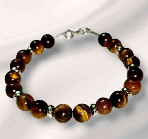 تحف وجال الأحجار الكريمة سوارات نسائية ورجالية حجر الشاكرات السبعة وحجر التايكر وحجر السترين الأفريقي الخام  حجر عباس أباد الأفغاني  ومعروف عمل هذه الأحجار المباركة لحاملها تعالج وتنظم نسبة السكر في الدم وتنظم الدورة الدموية وتنشط القلب والشرايين وتعالج العين والحسد والنفس والمس والتابعة وكل أعمال السحر وتعطي الراحة النفسية وتسهيل الأمور بإذن الله وكل سوار وسعرة يوجد جملة ومفرد. يوجد توصيل ***********       ***********
