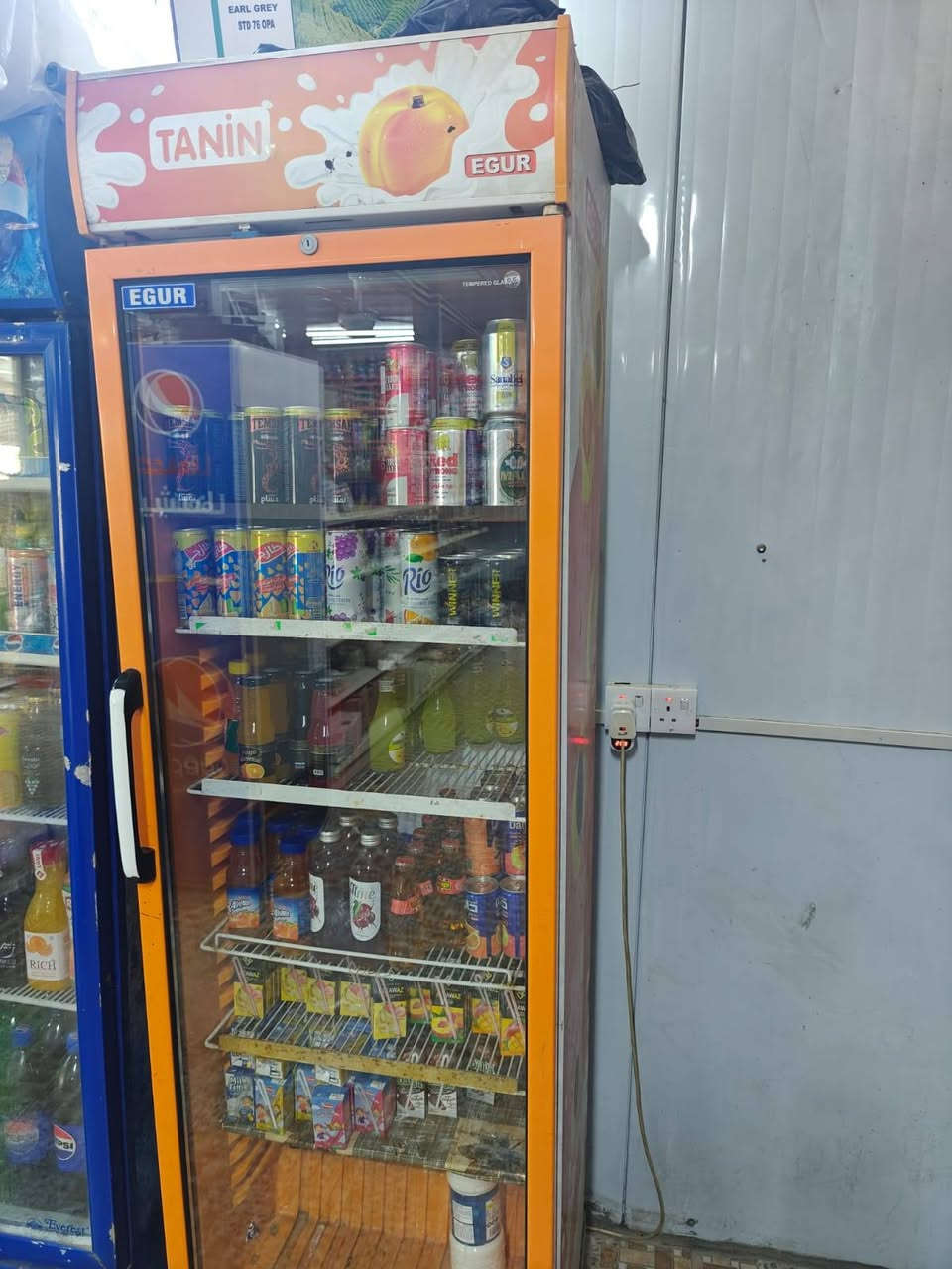 براد مع عارضة للبيع مستخدم شغال 100%
سعر البراد 200 
والعارضة 200 
وبي مجال بسيط 
للاستفسار الاتصال او مراسلة الرقم ***********
