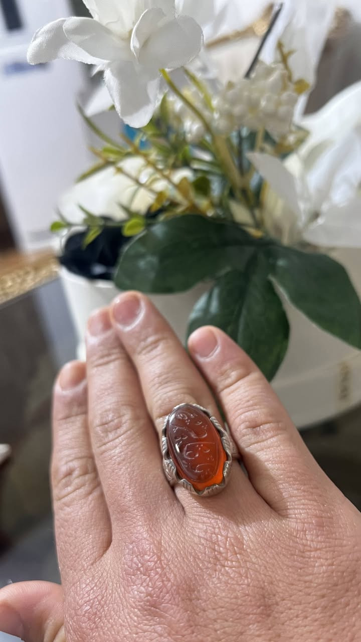 سلام وعليكم اخواني اليوم عدنة عقيق يماني درجة اولا منقوش نقش يد او صياغتة ثكيلة جدا للأستفسار اتصال علة هاذة الرقم ***********
