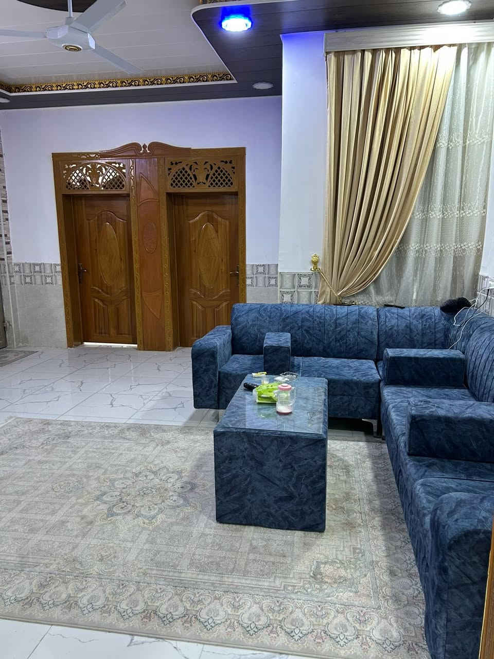 150متر السعر 70بدون اثاث مع لاثاث 95وبي مجال الاثاث كله درجه اوله مطبخ كامل الصاله والاستقبال تخم سبالات مبرده كامرات غرفتين اخشاب البيت كامل بس تجي تكعد بي اوًبي مجال البيت جاهز السكن 
الطابو: زراعي + إقرار محكمه بأسمك  مقابيل قرية الغدير عمود 327
 خدمات كامله قريب السوق  ( الشارع + البيت مرقم من البلديه)  
🏗️ البناء: درجة أولى
🔹 صب كونكريت
🔹 طابوق جمهوري
🔹 أرضيات بورسلين
🔹 جدران سيراميك
📌 يحتوي على:

* غرفة عدد 2
* صالة عدد 2
* مطبخ
* صحيات داخليه وخارجيه 
***********
