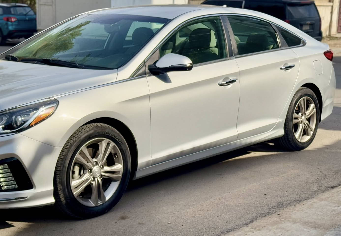 سلام عليكم سوناته 2019وارد امريكي حادث جاملغ فقط بدون ايرباك مكينه 2400 رقم بغداد الجديد ماشيه 45 السياره فول عدا السلايت بصمه +بصمه ابواب +كرسي كهرباء+حساسات +تحكمات استيرن+تدفئه كشنات+رادار جوانب +رادار خلفي+كامره بعد هواي مواصفات بيهه 
السياره جاهزه مناقصهه ايشي سونار وصور الحادث مرفوقه بلمنشور مكان السياره بغداد المنصور 
السعر 15000$بي مجال بسيط 
رقمي ***********
