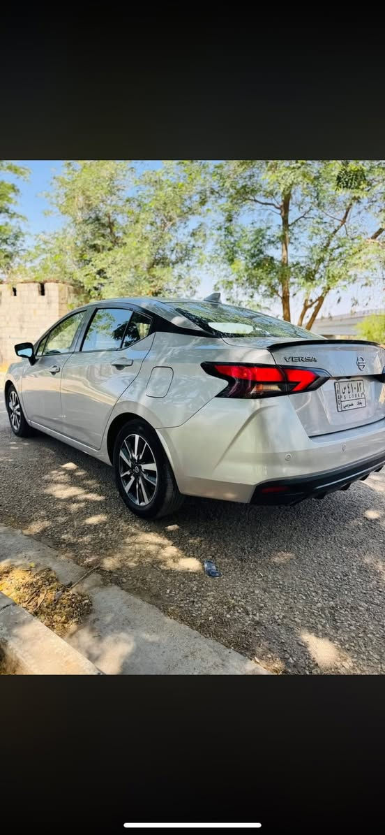 سلام عليكم البيع نيسان فيرسيا موديل 21 سياره فول موصفات ماعده الفتحه داخل السياره لونين ماشيه ٥٥ الف 
ضررها جاملغ والبنيد فقط سعرها 112مكاني بغداد حي جهاد 
***********
