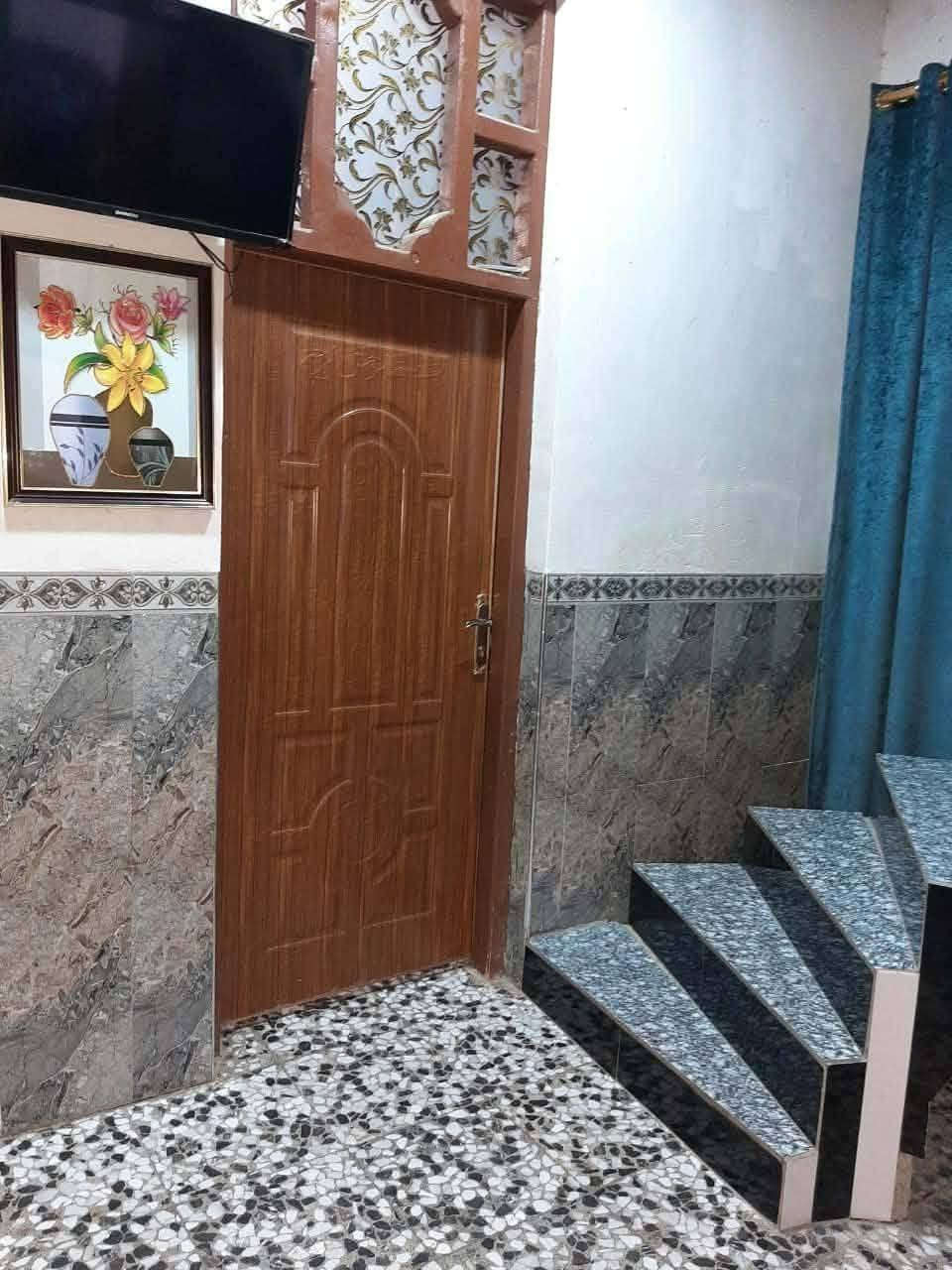 دار للبيع مساحه 125متر مربع سند 25واجهيه 13نزال 10يحتوي على غرفه نوم وصاله وهول ومطبخ ومجمع صحيات داخليه وخارجيه شارع 80حي الصدرين قرب الساده ابو خطه سعره 67 بي مجال استفسار مراسله ***********

